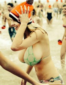 blonde nue moule ouverte